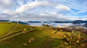 Herbstflug durch blauen Himmel über karpathische Herbstberge mit Panoramadroneinsatz