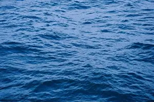 Hintergrundbild mit Wellen des Meeres, beleuchtet durch Sonnenlicht auf der Wasserfläche. Blauer See Hintergrund im tropischen Meer