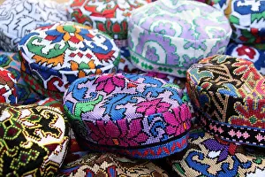 Perlenbesetzte Souvenirhüte zum Verkauf in Zentralasien.