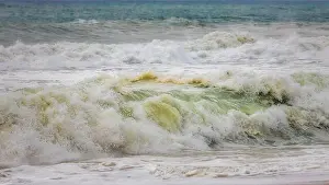 Große Wellen im Meer nach einem Sturm