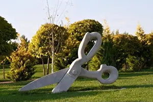 Große Schere im Park auf dem Gras.