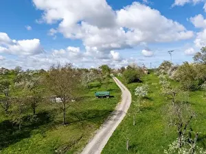 Blühende Fruchtbaume und Felder mit Drohne im Frühjahr abgeschossen wurden