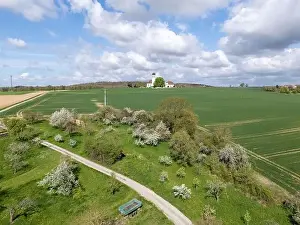 Blühende Fruchtbaumwiesen und Felder mit Drohne im Frühjahr abgeschossen wurden