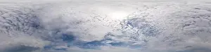 Blauer Himmel mit Cumuluskirchen Panoramische Aussicht im spherischen Equirektangentialformat