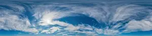 Blauer Himmelpanorama mit Cirrusschiffen im Seamless Sphärischen Equirektangularen Format
