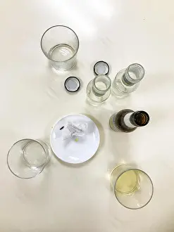 Flaschen und Gläser. Blick von oben.