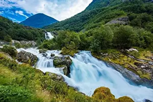 Briksdalsbreen ist eine Eisspaltung der Jostedalsbreen und ein See namens Briksdalsbre in Norwegen.