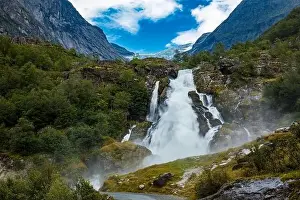 Briksdalsbreen ist eine Eisschnurzel von Jostedalsbreen und ein See namens Briksdalsbre in Norwegen