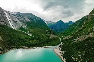 Briksdalsbreen ist eine Eismeerarm von Jostedalsbreen und ein See namens Briksdalsbre in Norwegen