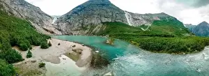 Briksdalsbreen ist eine Eisschilde von Jostedalsbreen und ein See namens Briksdalsbre in Norwegen.