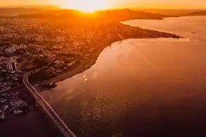 Brücke aus Kabel und Stadtzentrum mit Sonnenlicht am Abend in Florianópolis, Brasilien. Drohnenblick