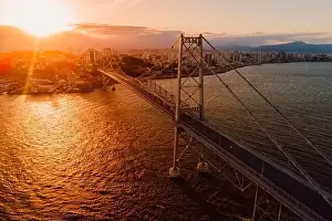 Brücke aus Kabel mit Sonnenlicht am Abend in Florianópolis, Brasilien. Luftaufnahme