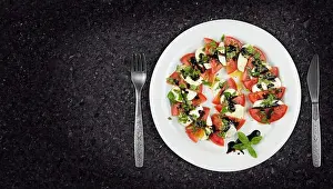Caprese-Salatgericht auf Granit-Workfläche mit Kopierfreiraum an der Seite. Oberansicht.