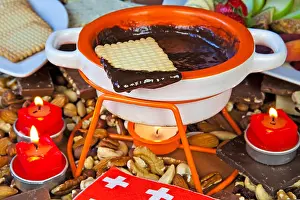 Schokoladenfondue mit Früchten und Biskuits.