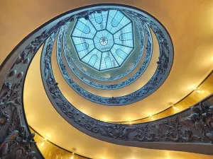 Die Bramantesche Treppe ist ein Doppelhelix mit zwei Treppen, die es den Menschen ermöglichen, ohne dass sie sich treffen müssen