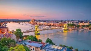 Budapest, Ungarn. Luftaufnahme Stadtpanorama von Budapest mit Donaubrücke und Parlamentsgebäude während Sommersonnenuntergang.