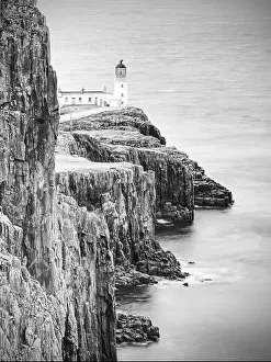 Landschaftsfotografie Drucke: Felsklippen von Neist Point Cape und Leuchtturm in schwarz-weiß