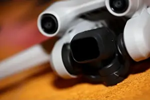 Gerahmter Druck : Nahe Drone-Sensor und Drohnenpropeller Gerahmter Druck : Nahe Drone-Sensor und Drohnenpropeller