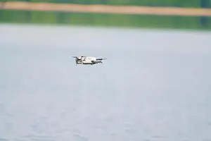 Ein Nahbild eines Drohns im Flug