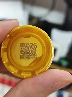 Gerahmter Druck : Nahaufnahme eines gelben Kunststoffflaschenverschlusses mit eingebetteter QR-Code. Gerahmter Druck : Nahaufnahme eines gelben Kunststoffflaschenverschlusses mit eingebetteter QR-Code.