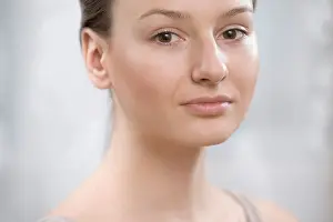 Ein enges Porträt eines jungen Frauen Gesichts.