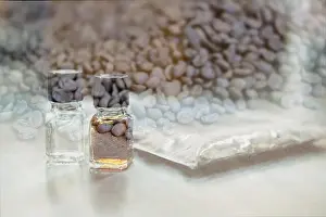 Kaffee schmecken mit Referenznote, Kunst der Aromaempfindung im Kaffee, Flasche für den Duft zu riechen: Doppeloptik aromatischer Belästigung beim gerösteten