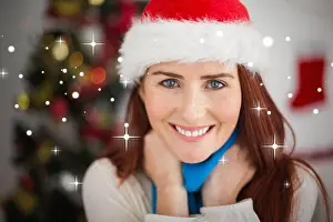 Kompositbild eines weihnachtlichen Rothaarigen, das lächelt und die Kamera anspricht