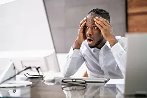 Computerman Laptop Überraschung am Arbeitsplatz