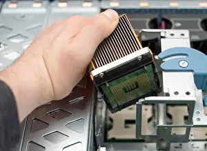 Computer-Techniker installiert CPU in Hauptplatine.