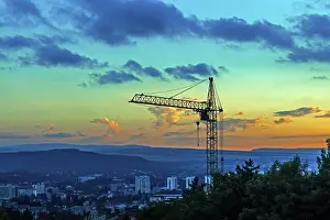 Baukran-Silhouette bei Sonnenuntergang