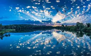 Morgenlicht über dem Feld neben der Fluss