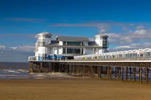 Ein verlassener Strand und Grand Pier bei Niedrigwasser im Winter in Weston-super-Mare, North Somerset, England, UK.