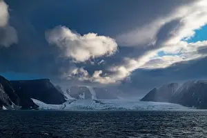 Dramatische Wolken, Devon-Insel, Nunavut, Kanadisches Arktisgebiet, Kanada, Nordamerika.