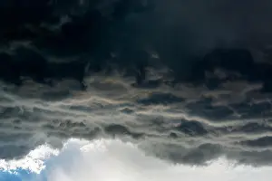 Dramatische dunkle Sturmwolke mit Regen; Calgary, Alberta, Kanada