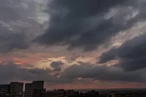 Dramatische Sturmwolken und ein rosa Sonnenuntergang. Das Foto wurde vor einem Regensturm in San Antonio, Texas, während der Dämmerung aufgenommen.