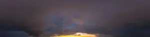 Ein dramatischer Sonnenuntergangs-Himmelpanorama mit Wolkengewölben aus Kumulus
