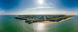 Luftaufnahme über den Strand und weißen Klippen in der Botanischen Bucht, England (UK)
