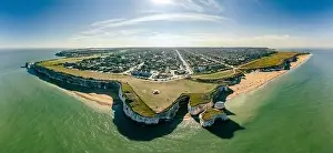 Aerialdrone von der Küste und weißen Klippen über Botanische Bucht in England im Vereinigten Königreich