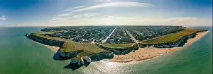 Luftaufnahme über den Strand und weißen Klippen in der Botanischen Bucht, England (UK)