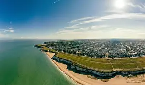 Luftaufnahme über den Strand und weißen Klippen in der Botanischen Bucht (Botany Bay), England (UK)