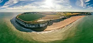 Luftaufnahme von einem Drohne über die Strandpromenade und weiße Klippen in Botanischer Bucht, England (UK)