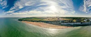 Luftaufnahme über den Strand und weißen Klippen in der Botanischen Bucht, England (UK)