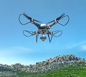 Ein Drohnen mit Kamera fliegt gegen den Hintergrund eines Berglandes