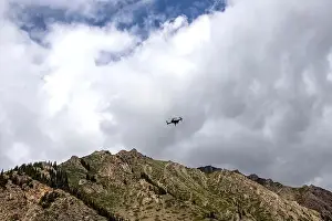 Raketen im nebligen Himmel über einer Gebirgskette, die durch Kirgisistan reist und sich befindet in der Naran-Region