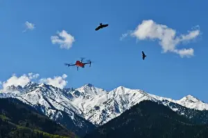 Drohne und Eulen über den Bergen im Himmel
