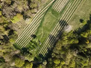 Flug eines Drohnen über grüne Wiesen, Waldlandschaften und Natur im April in Österreich