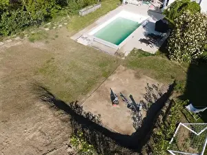 Flug eines Drohns über den Pool mitten im grünen Raum mit frischem Gras und der Sauberkeit des Pools noch nicht erledigt