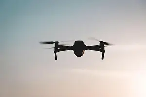Der Drohne ist am Sonnenuntergang im Flug