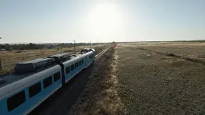 Der Drohne bewegt sich hinter dem Zug, Schuss