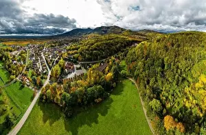 Ein Drohnen steigt über eine multikolorierte Talsenke im Vosges auf